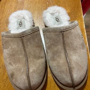 Uggs woman slippers never used